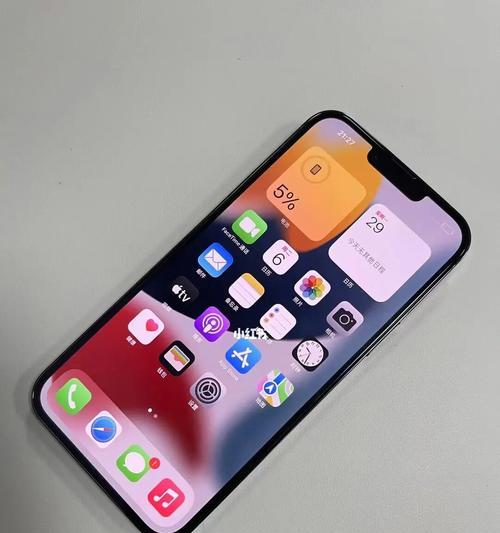 探索iPhone13电量壁纸（简单操作教程，让你的iPhone13与众不同）