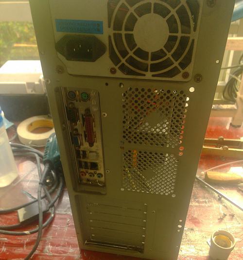 电脑开机显示器不亮解决方法（如何解决电脑开机后显示器无信号问题）