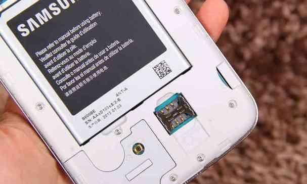 四大妙招轻松取出iPhoneSIM卡槽（教你简单取出iPhoneSIM卡槽的技巧和方法）
