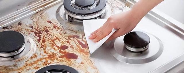 厨房燃气灶油泥的处理方法（轻松清除油泥）