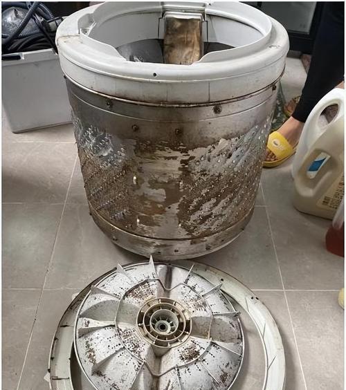 如何修理洗衣机下雨的问题(详细步骤教你轻松解决洗衣机下雨的困扰)