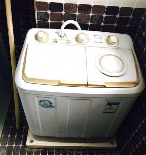 如何修理旋转洗衣机漏水问题（解决旋转洗衣机漏水的有效方法）