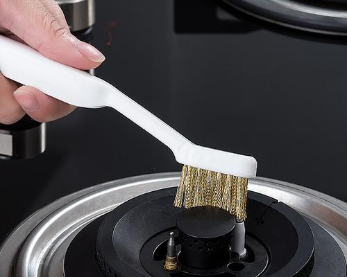 如何有效清洗油烟机——刷子的使用技巧（快速清洗油烟机）