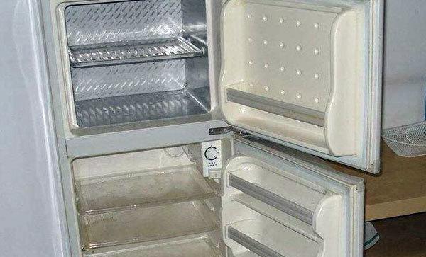 冰箱保持不结冰的方法（有效措施让冰箱保持清洁干燥）