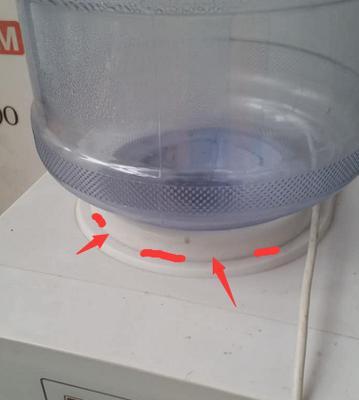 家里饮水机漏水如何处理（找到专业维修人员解决问题）