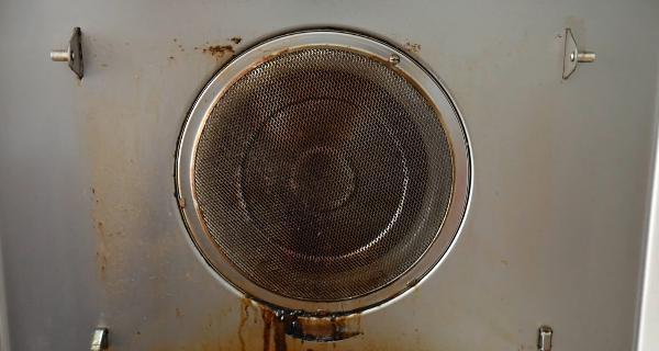 如何清洗油烟机上的水垢（清洁油烟机）