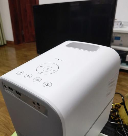 投影仪通电后出现花屏现象的原因及解决方法（探究投影仪花屏现象的成因与应对之策）
