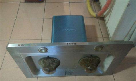 如何拆下侧吸油烟机进行清洗（教你一步步操作）