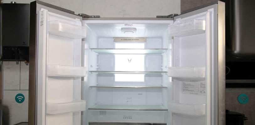 冰箱冷藏室里有水的原因及解决方法（探索冰箱冷藏室内产生水的根源）