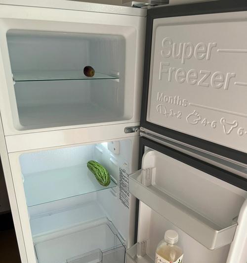 冰箱冷藏室里有水的原因及解决方法（探索冰箱冷藏室内产生水的根源）
