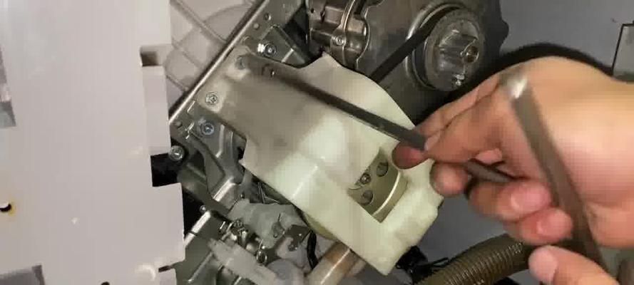 解决荣事达洗衣机显示E4故障的方法（分析E4故障的原因和解决方案）