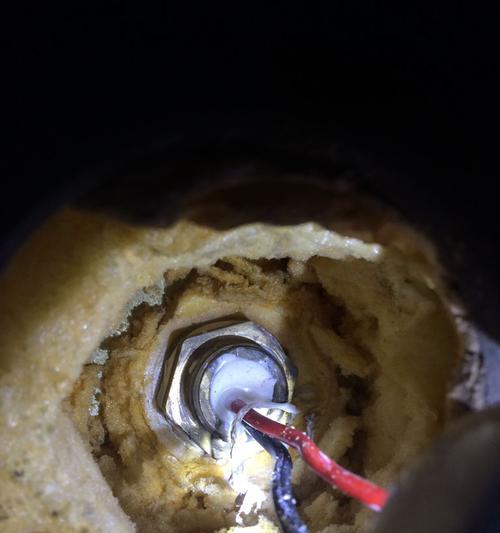 如何修复电容坏了的热水器——妙招解决热水器电容问题（掌握关键技巧）