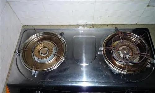 燃气灶错误打火方法的危害与正确使用技巧（避免燃气灶不正确打火的关键步骤）
