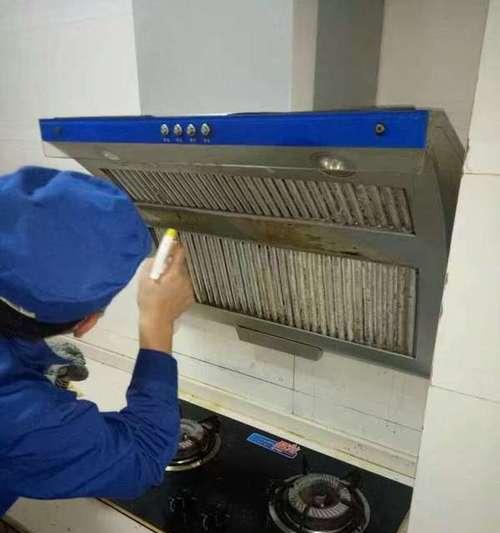 如何正确保养和清洗油烟机（让你的油烟机保持高效运行的关键维护技巧）