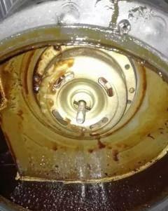 如何正确清洗油烟机以及墙面（简单方法教你轻松解决厨房油污问题）