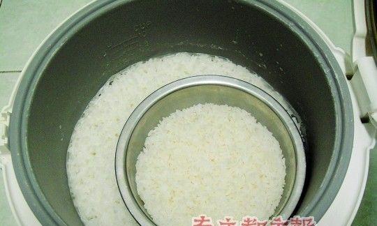 解决电饭煲做出潮湿米饭的问题（探讨电饭煲煮饭过程中产生潮湿米饭的原因及解决方案）