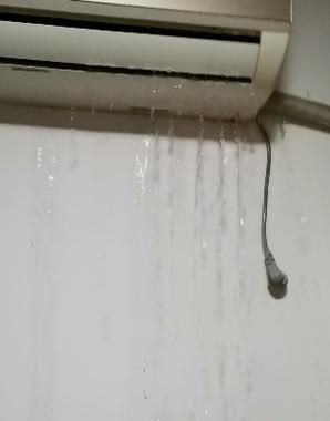 空调室外机被水淹了怎么办（救救我的空调！水淹室外机的突发情况该如何应对）