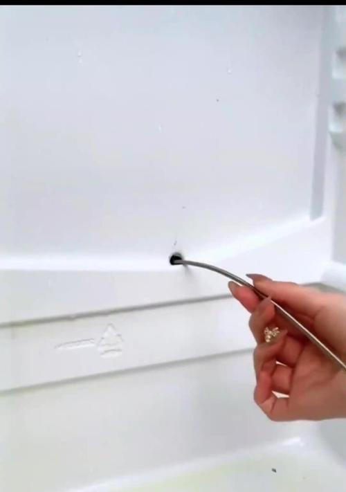 冰箱冷藏室排水孔堵塞的疏通方法（解决冰箱冷藏室排水孔堵塞问题的实用技巧）