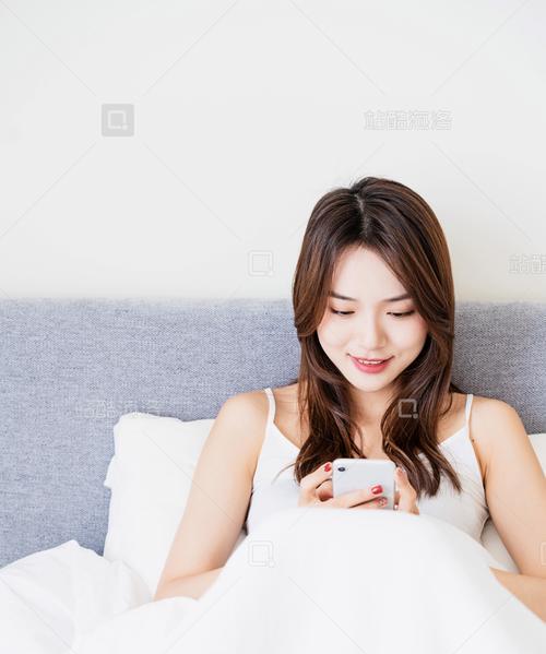 拍照姿势手拿手机床上怎么拍？有哪些创意？