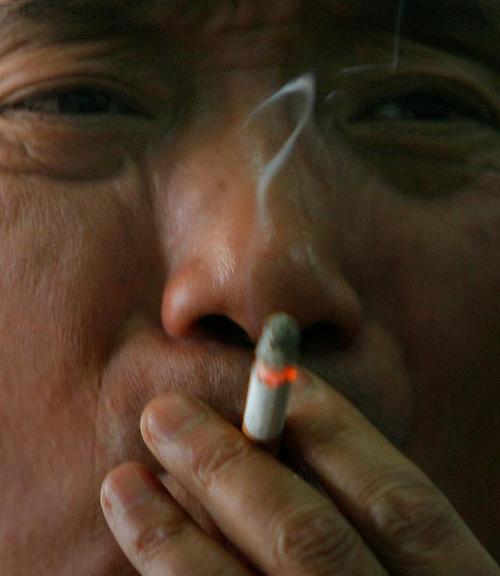 如何用手机拍摄抽烟的瞬间？
