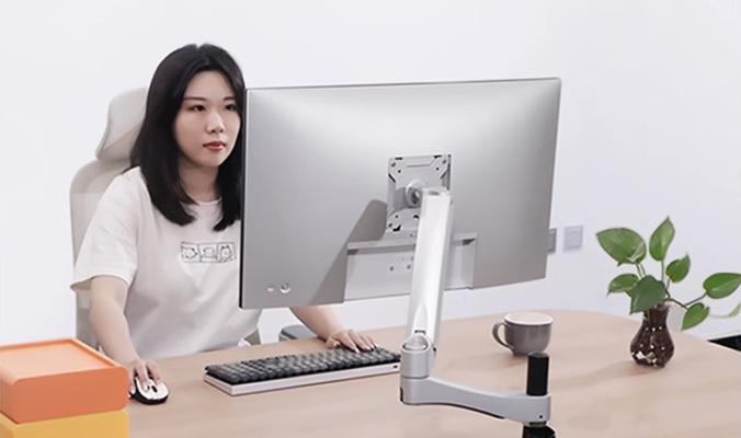 可调节显示器角度的正确调整方法是什么？
