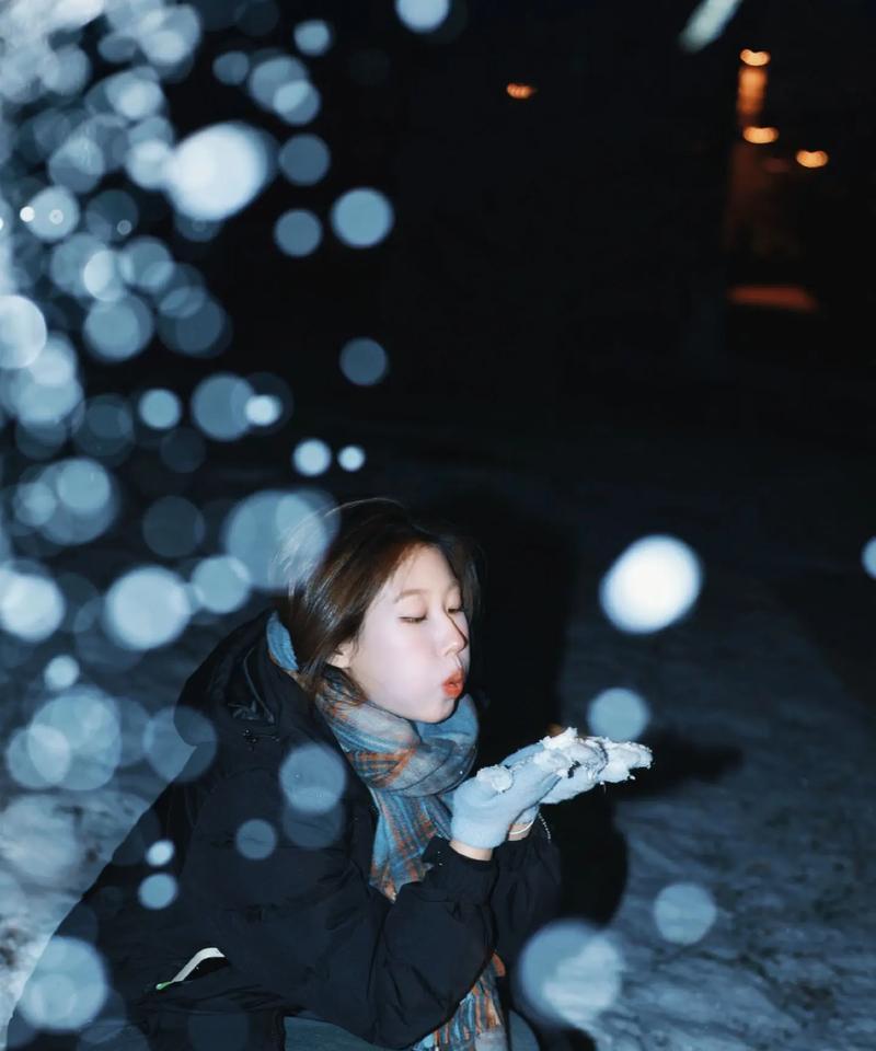 手机拍照时如何开启闪光灯？
