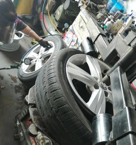 热水器车轮胎更换步骤是什么？更换轮胎时应注意哪些安全事项？