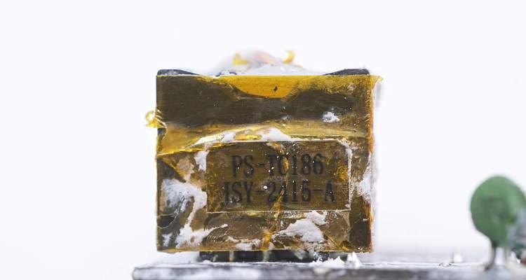 暴风雪充电器拆解方法是什么？拆卸时应注意哪些安全问题？