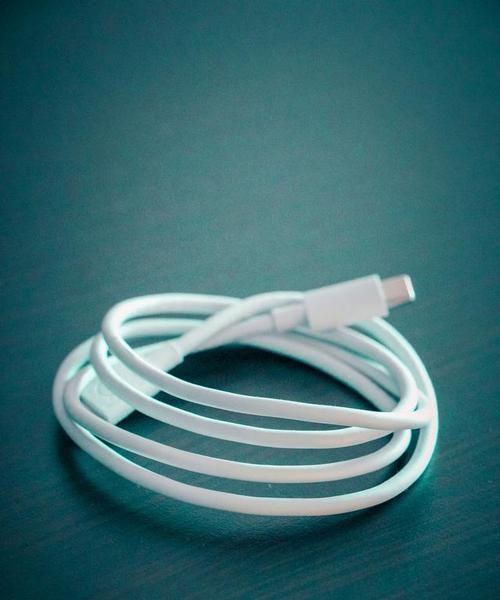 哪些材料能腐蚀手机电池？使用这些材料安全吗？