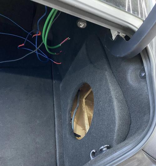 三厢车低音炮安装的最佳位置？